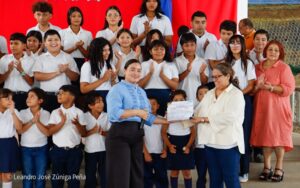 Mined premia a colegios limpios de todo el país