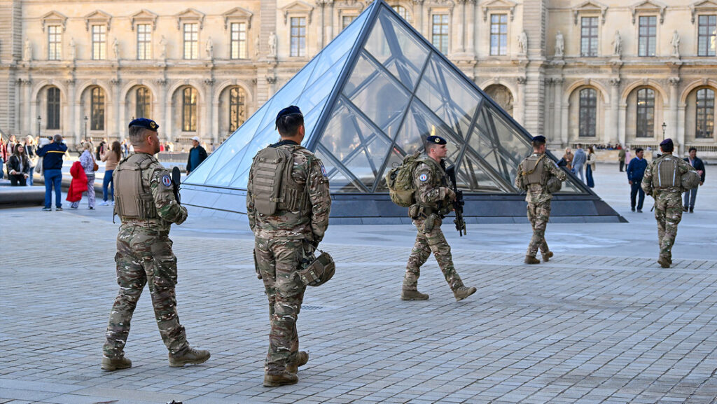 Sistemas antirrobo y 100 cámaras: Directora del Louvre anuncia nuevas medidas de seguridad