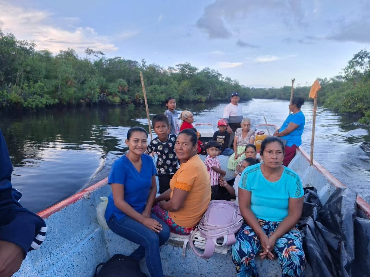 Por tierra y agua trasladan a pacientes de comunidades para atención médica en Bilwi