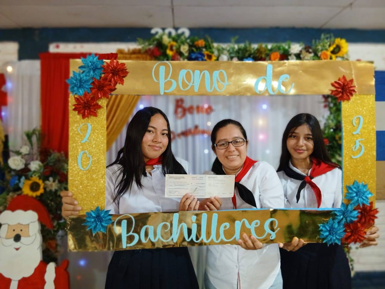 Miles de bachilleres de Nicaragua empiezan a recibir su Bono Presidencial de C$3 mil