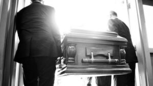 Mujer 'resucita' en su ataúd momentos antes de ser cremada