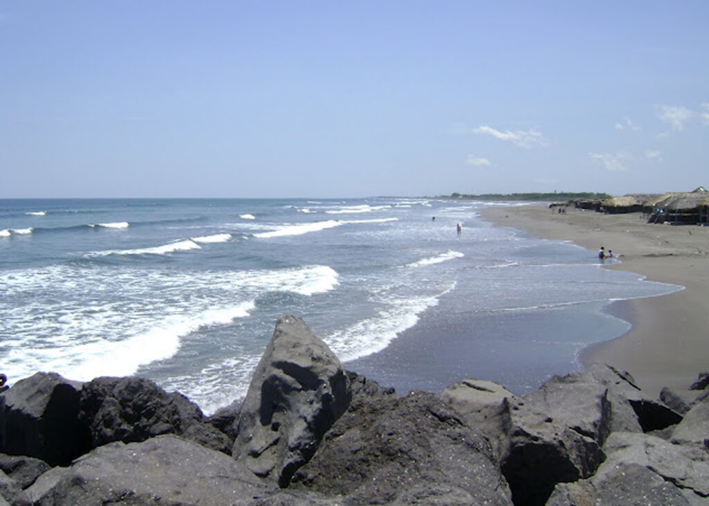 Sigue búsqueda de joven que fue arrastrado por olas en Paso Caballo