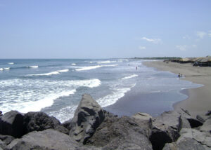 Sigue búsqueda de joven que fue arrastrado por olas en Paso Caballo