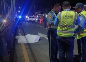 Peatón muere atropellado por camioneta conducida a exceso de velocidad