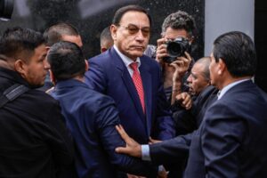 Condenan al expresidente peruano Martín Vizcarra a 14 años de cárcel