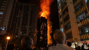 Decenas de muertos y casi 300 desaparecidos en el incendio que devoró varios rascacielos en Hong Kong