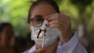 Brasil aprueba la primera vacuna monodosis contra el dengue en el mundo La Agencia Nacional de Vigilancia Sanitaria (Anvisa) de Brasil aprobó técnicamente la primera vacuna de dosis única contra el dengue, desarrollado por el Instituto Butantan del gigante suramericano. "La nueva vacuna será tetravalente, es decir, ofrecerá protección contra los cuatro serotipos del dengue en una sola dosis", informó Anvisa, que este miércoles firmó el Término de Compromiso con el Instituto Butantan, lo que permite la liberación del registro en los próximos días. La vacuna aprobada, que fue bautizada como Butantan-DV, es para personas de entre 12 y 59 años. "Este perfil aún puede ampliarse en el futuro, dependiendo de nuevos estudios presentados por el fabricante", detalló la agencia.
