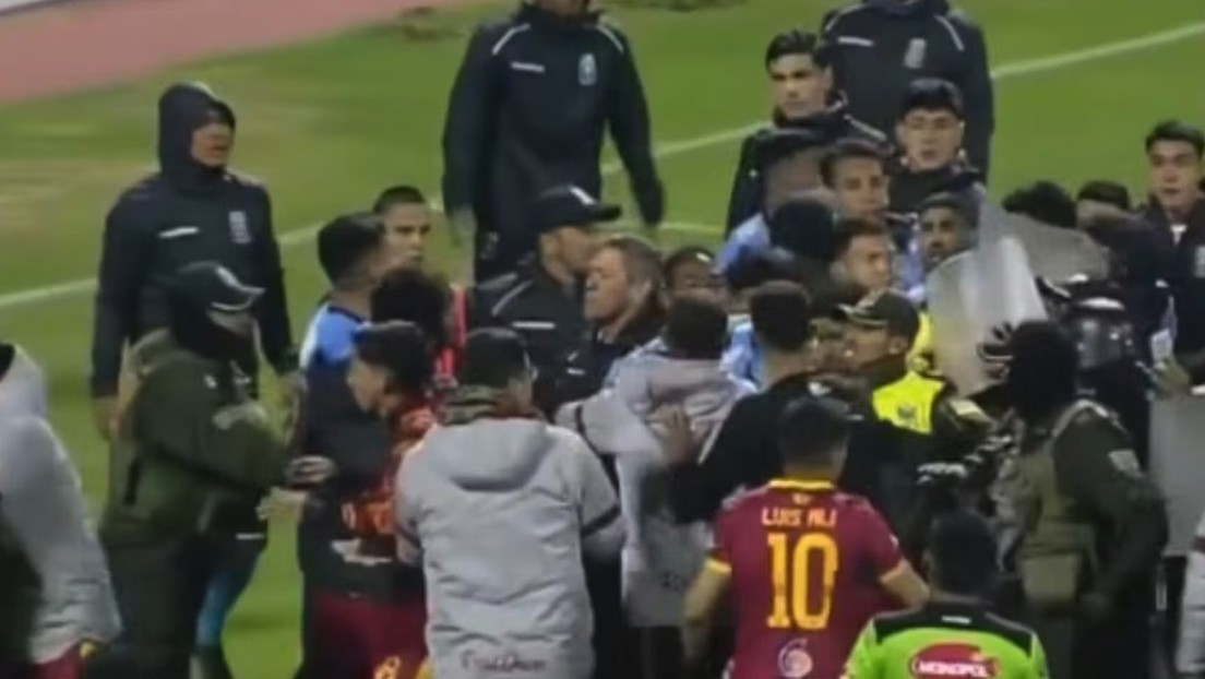 17 jugadores expulsados y gases lacrimógenos: gran escándalo en un partido de fútbol