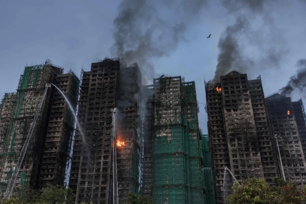 Suben a 83 los muertos en el incendio en torres de apartamentos en Hong Kong