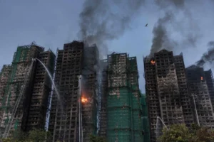 Suben a 83 los muertos en el incendio en torres de apartamentos en Hong Kong