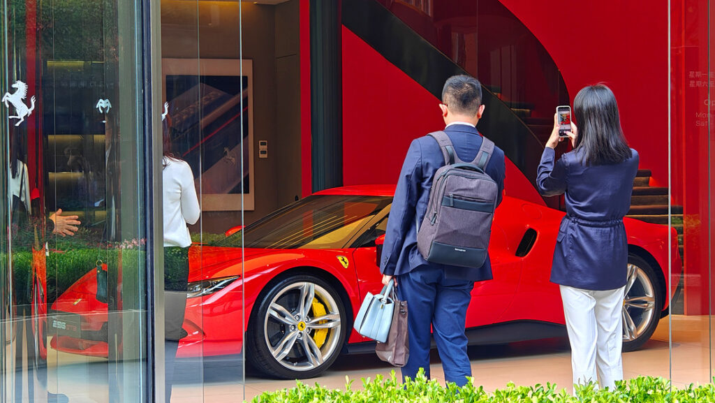 Fajos de dinero falso: un sintecho estafa a varias mujeres para vivir una vida de lujo