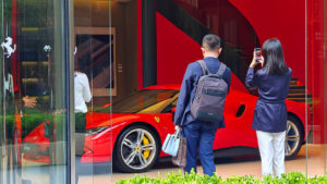 Fajos de dinero falso: un sintecho estafa a varias mujeres para vivir una vida de lujo