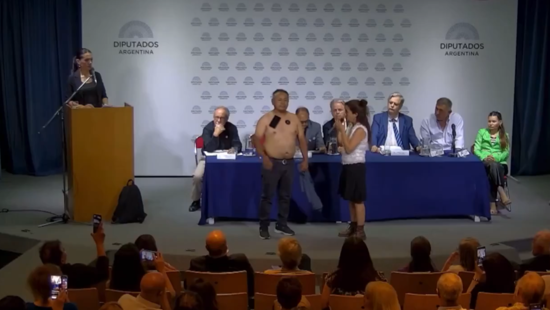 Imanes y un hombre a pecho descubierto: el insólito evento antivacunas en el Congreso argentino