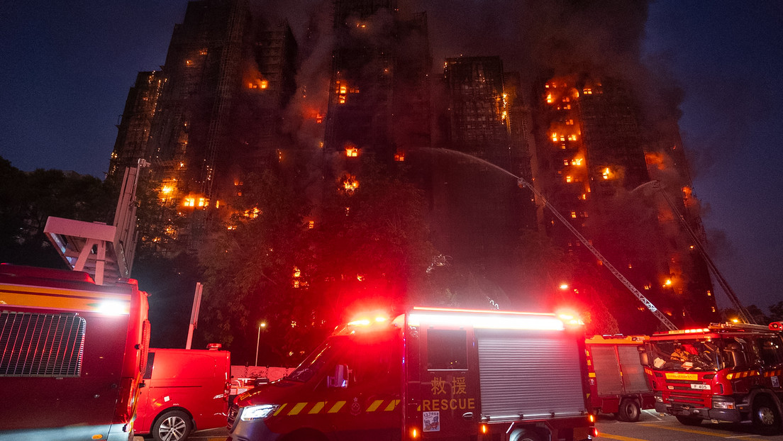 Hombre sobrevive milagrosamente en un piso 16 al infernal incendio en Hong Kong y esto es lo que lo salvó