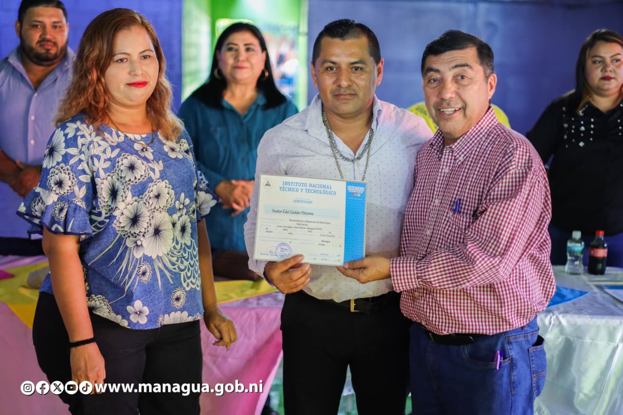 Realizan graduación de protagonistas en cursos de estilismo, barbería y reparación de motos
