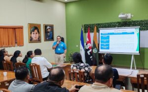 Estudiantes de la UNA se capacitan en anatomía de la madera