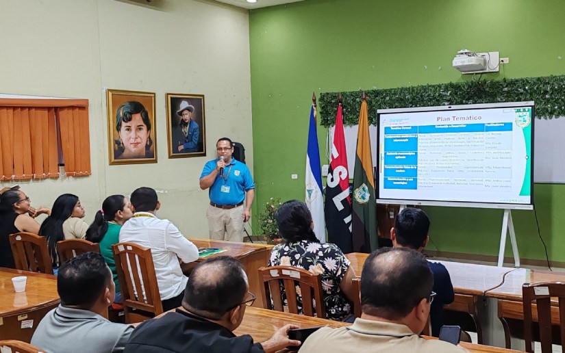 Estudiantes de la UNA se capacitan en anatomía de la madera