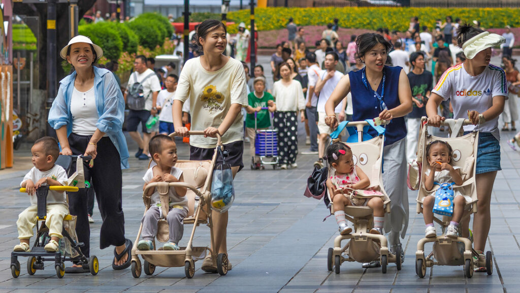 China sube el impuesto a los condones en medio de su crisis demográfica