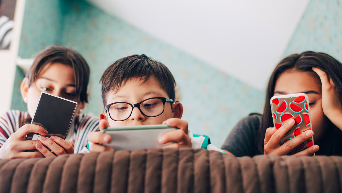 ¿Piensas regalarle un ‘smartphone’ a tu hijo en Navidad? Estas serían las consecuencias, según expertos