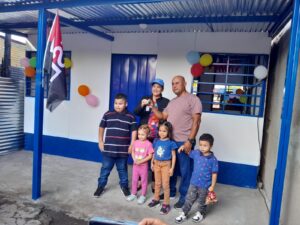 Familia capitalina recibe nueva vivienda tras perder la suya en un incendio