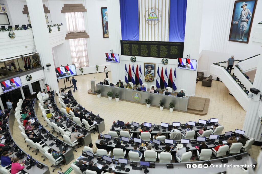 Parlamento acepta renuncia de magistrado Marvin Aguilar y elige en el cargo a María Frixione