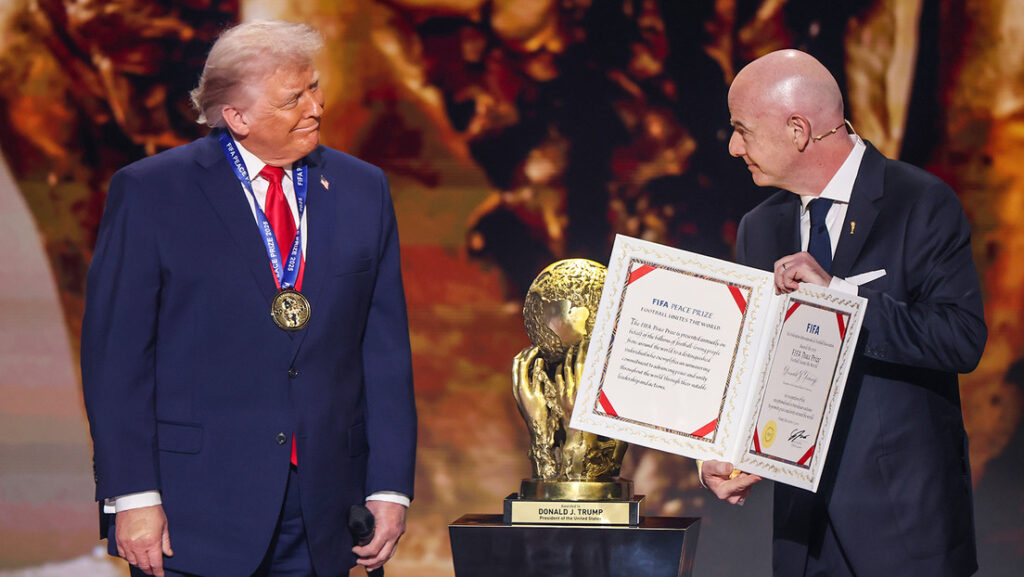 Oro y medalla: La FIFA entrega su 'premio de la paz' a Trump