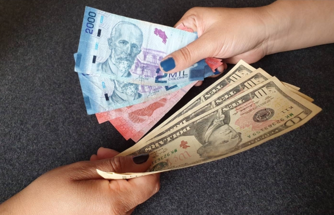 Costa Rica registra el tipo de cambio del dólar más bajo en 20 años