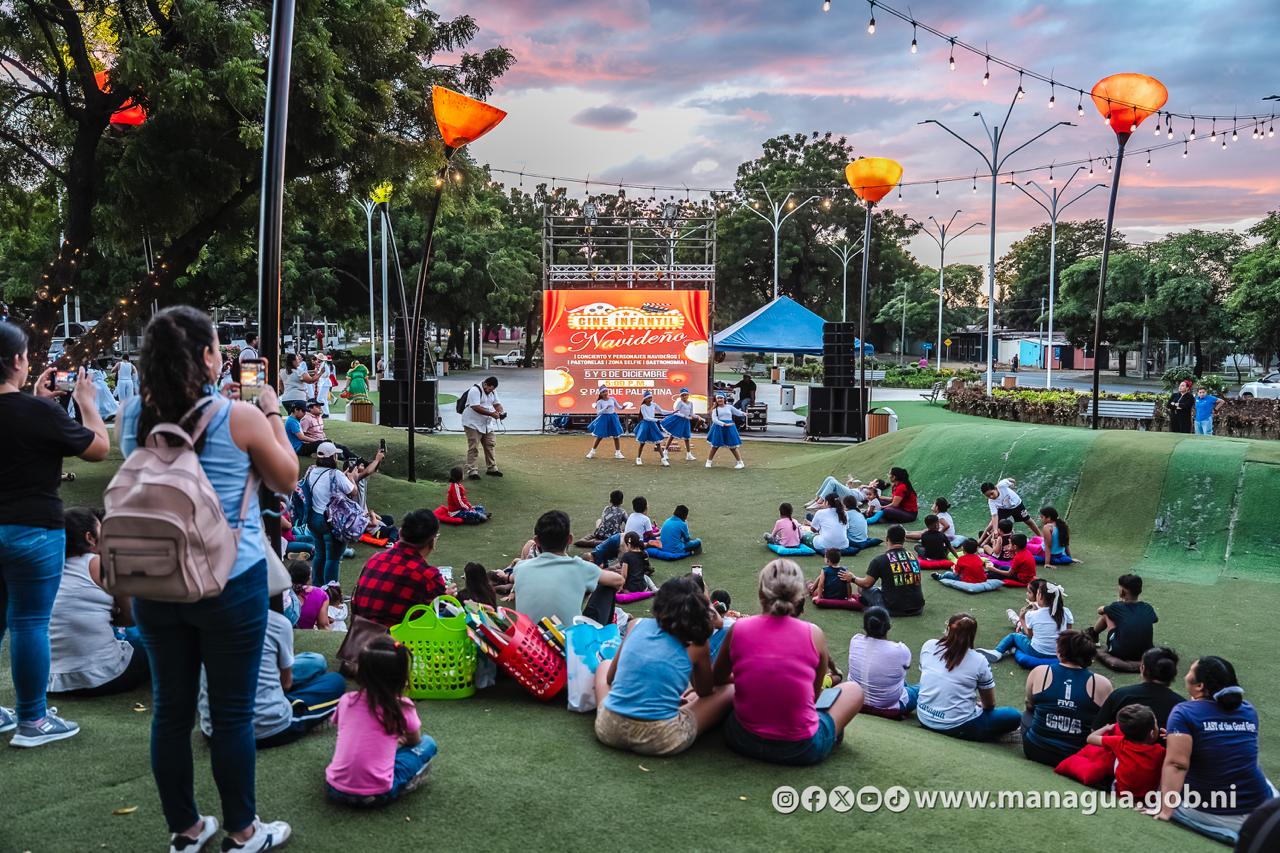 Familias capitalinas disfrutan de Festival de Cine Infantil Navideño