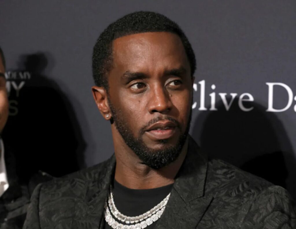Madre de Sean Diddy Combs critica a Netflix por afirmar que él la abofeteó