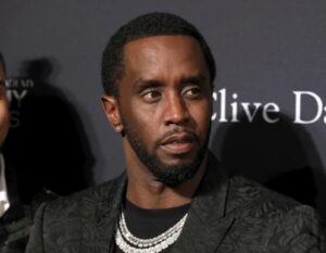 Madre de Sean Diddy Combs critica a Netflix por afirmar que él la abofeteó