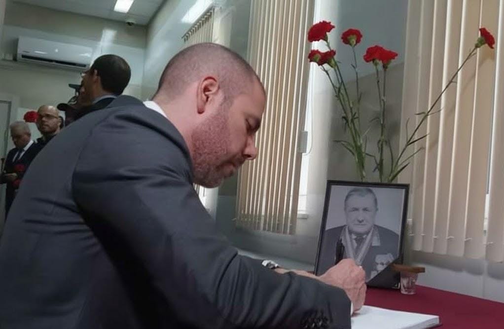 Gobierno de Nicaragua firma libro de condolencias del exembajador de Rusia Nikolai Vladimir