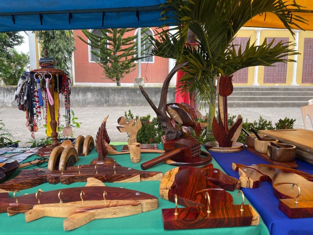 Marena impulsa exposición de artesanías de maderas