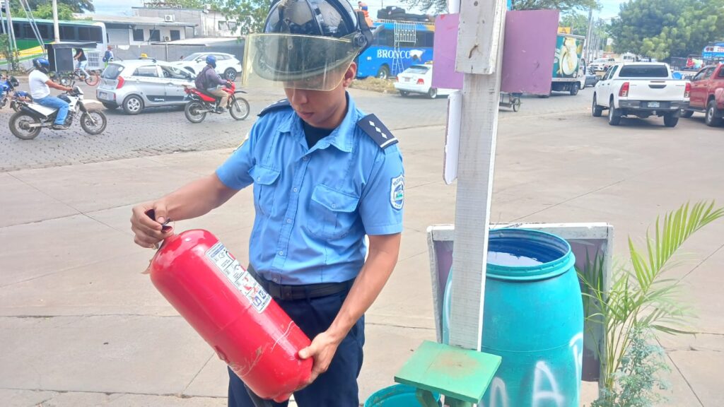 Bomberos Unidos inspeccionan en tramos de pólvora en el Mercado Mayoreo