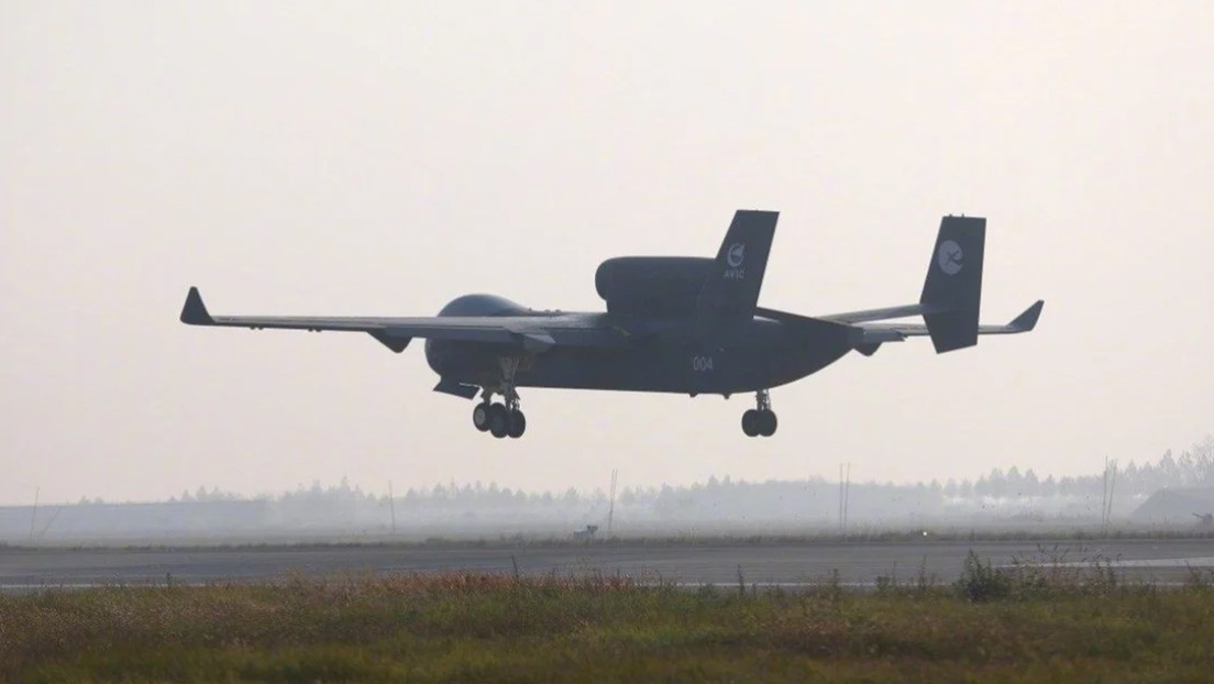 China ensaya el mayor vehículo aéreo del mundo capaz de desplegar un enjambre de drones suicidas