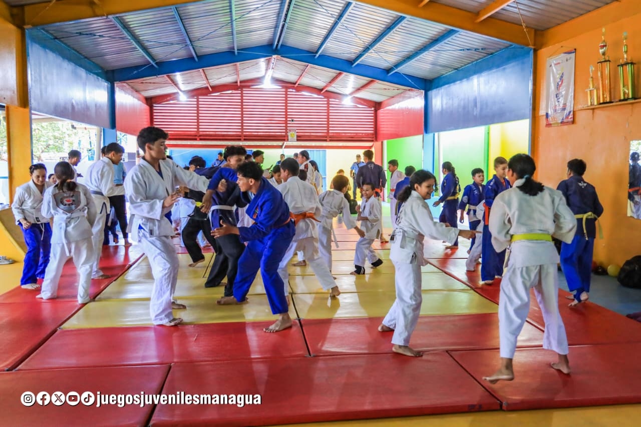Jóvenes judocas demuestran técnica y disciplina aprendida en el Año Lectivo 2025