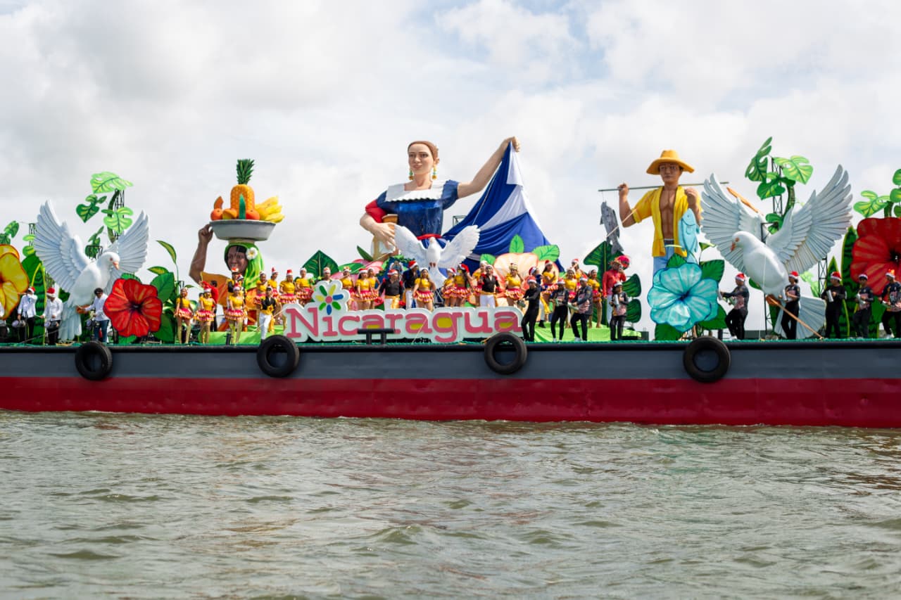 Celebran en Río San Juan el Carnaval Acuático con la participación de 18 carrozas y 20 comparsas