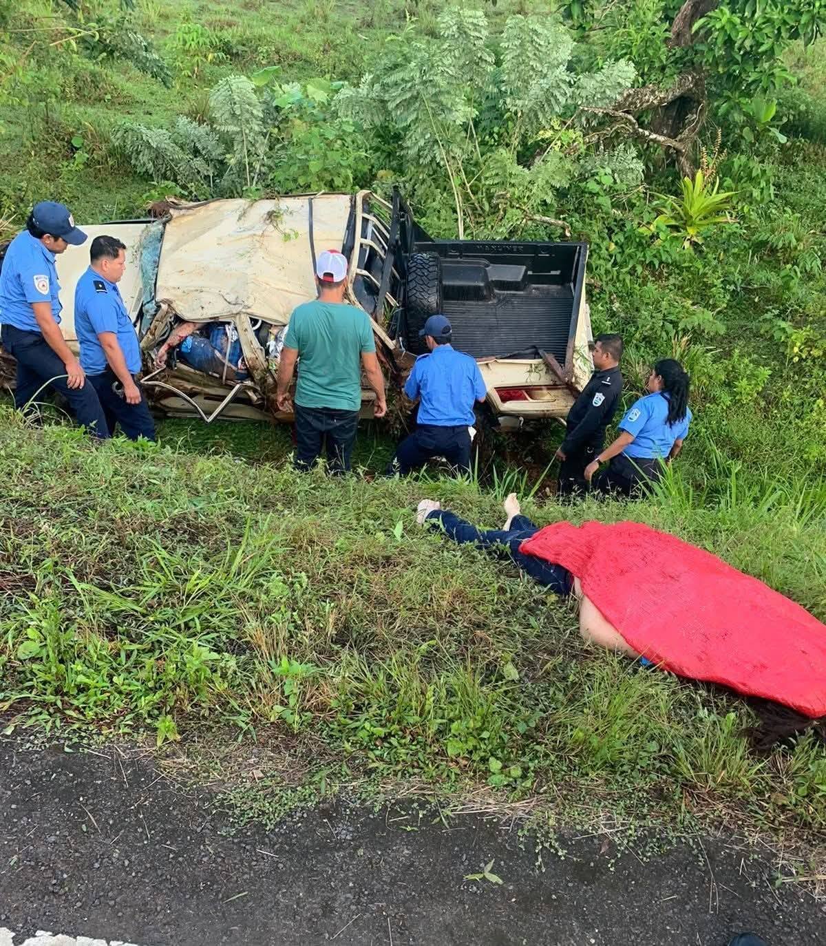 Vuelco en carretera Santo Domingo-El Ayote cobra la vida de varias personas