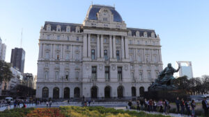 Un hombre se lanza de un edificio público tras ser sorprendido grabando a niñas en un vestuario