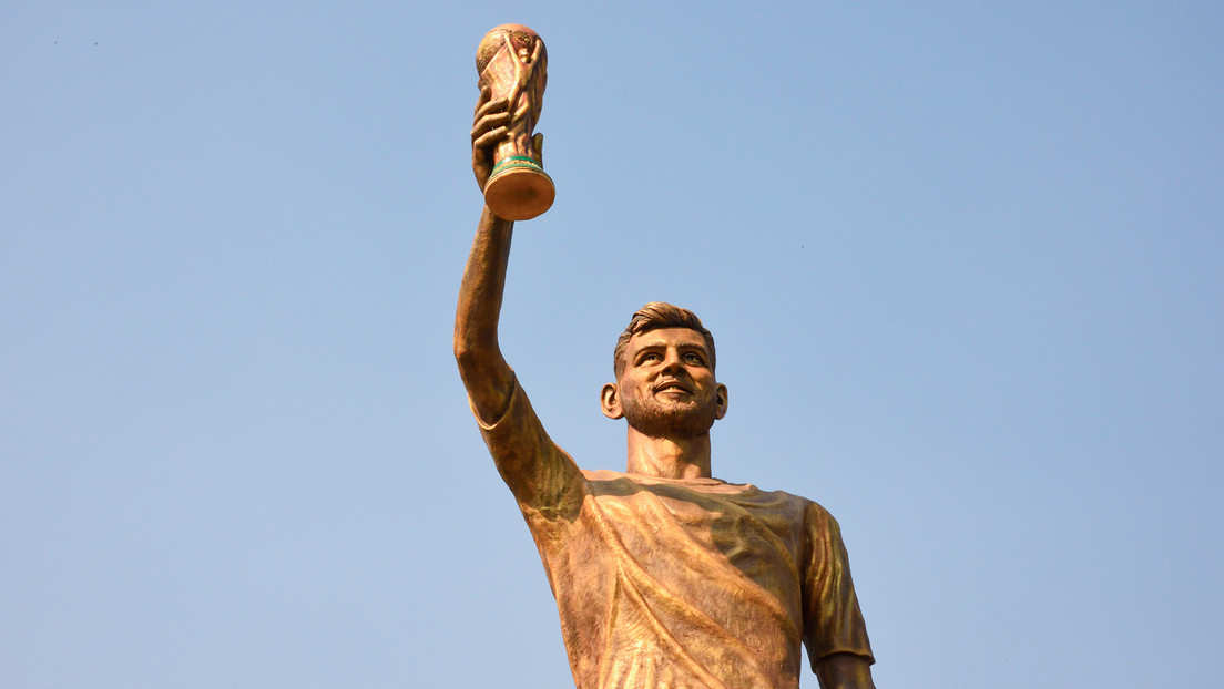 India inaugura una estatua gigante de una estrella del fútbol
