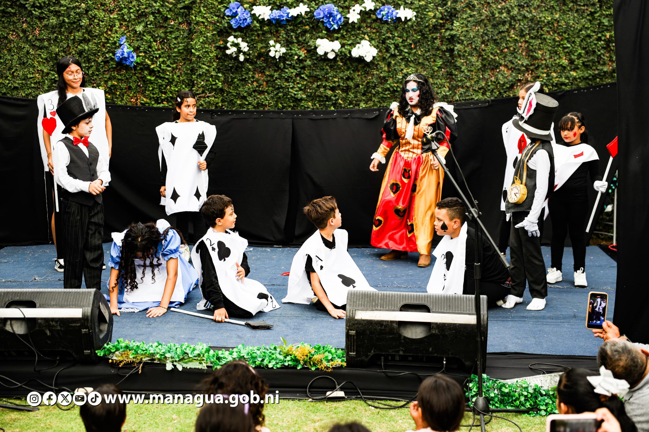 Alicia en el País de Las Maravillas es interpretada por protagonistas de la Casa de Cultura y Creatividad