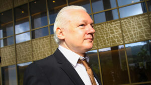 Assange denuncia a la Fundación Nobel por "facilitar crímenes de guerra"