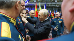 "Esto no se puede comprar con dinero": Putin destaca la camaradería de militares rusos