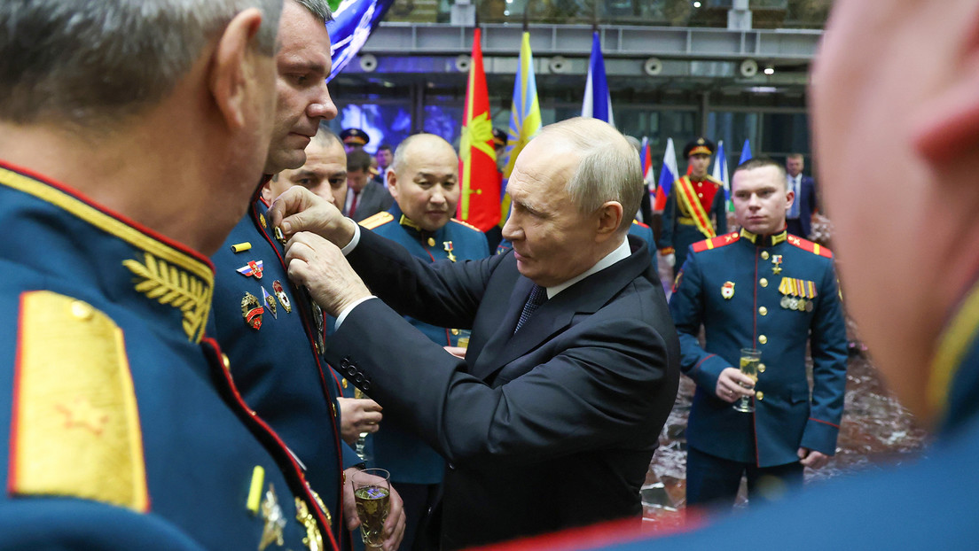 “Esto no se puede comprar con dinero”: Putin destaca la camaradería de militares rusos