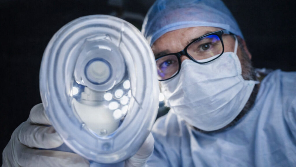 ndenan a un 'Doctor Muerte' por envenenar a 30 pacientes