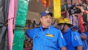 Bomberos supervisan sistemas de protección contra incendios en puesto de pólvora