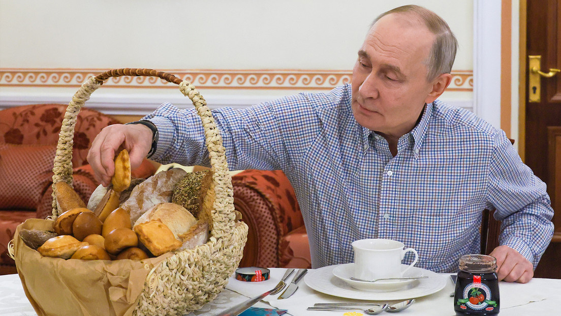 Putin recibe una cesta de bollos de un ciudadano y le responde con un dulce regalo