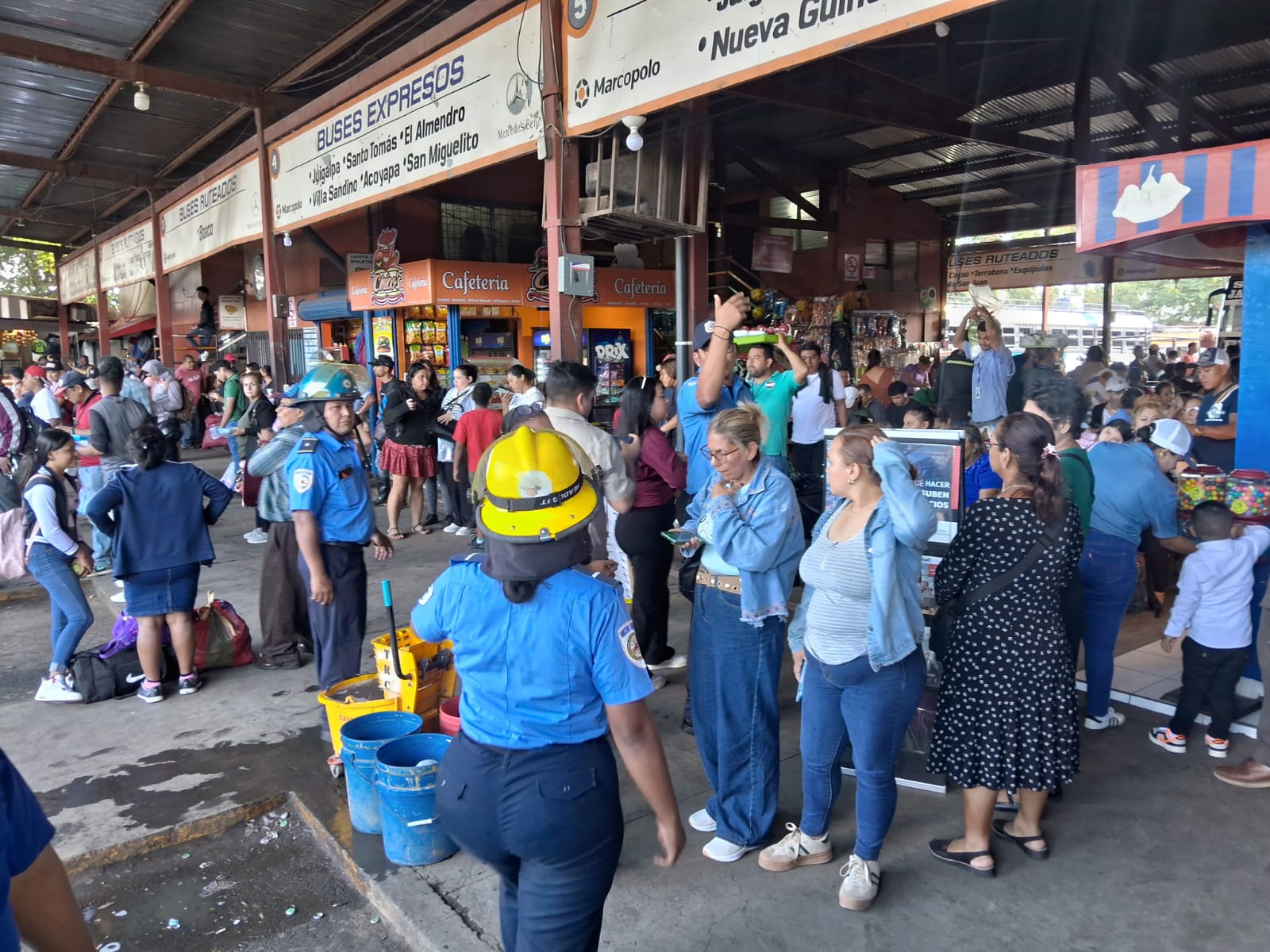 Bomberos Unidos inspeccionan medidas de seguridad en la terminal de buses del Mayoreo