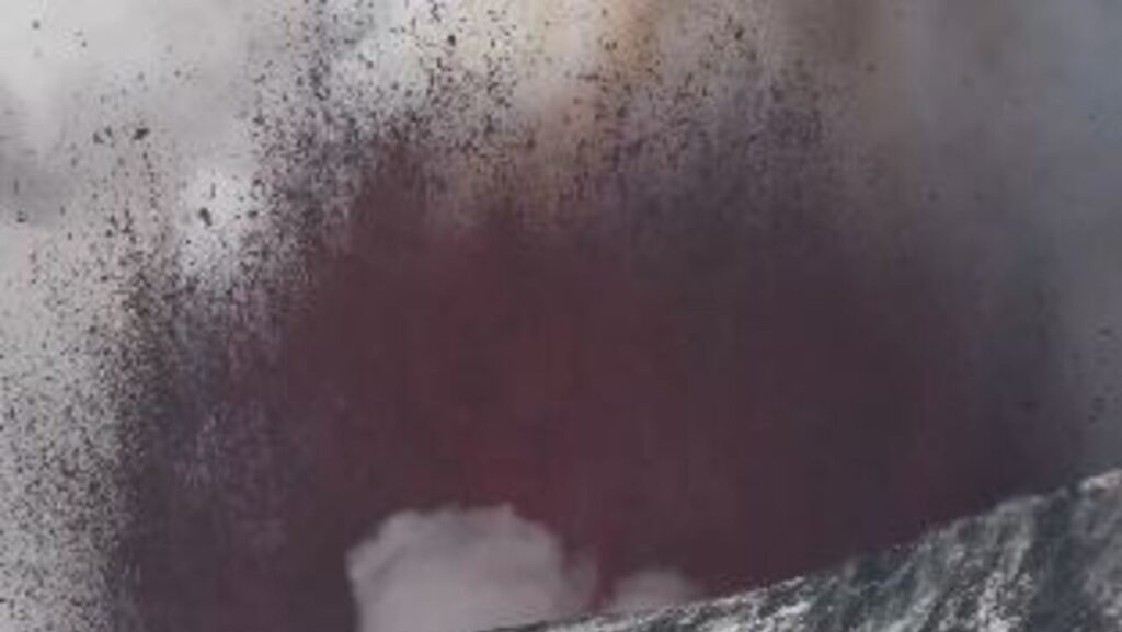 El volcán Etna se despierta y expulsa una fuente de lava, tiñendo la nieve de rojo