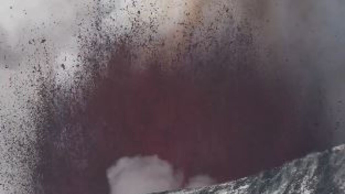 El volcán Etna se despierta y expulsa una fuente de lava, tiñendo la nieve de rojo