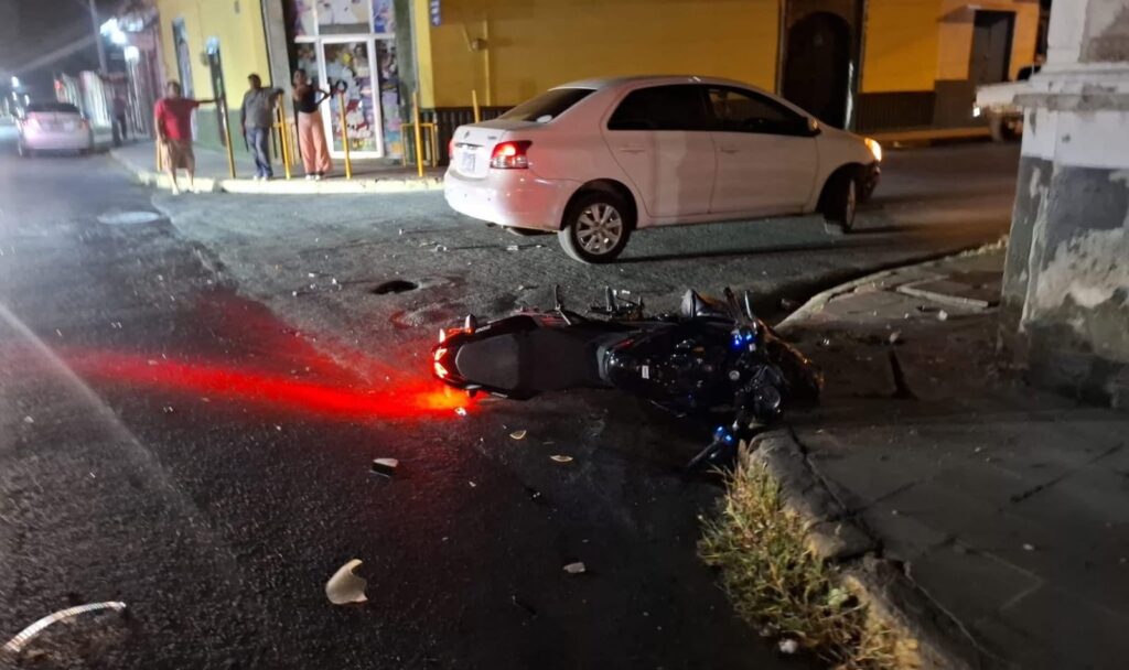 Joven pierde la vida tras invadir carril y colisionar con un automóvil en León